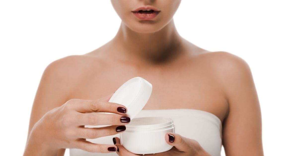 donna con crema idratante