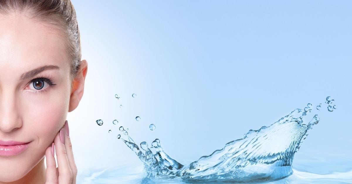 donna mostra pelle del viso -colloidali per pelle cambi stagione