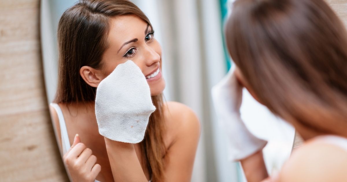 donna si strucca - pelle problemi cambi stagione