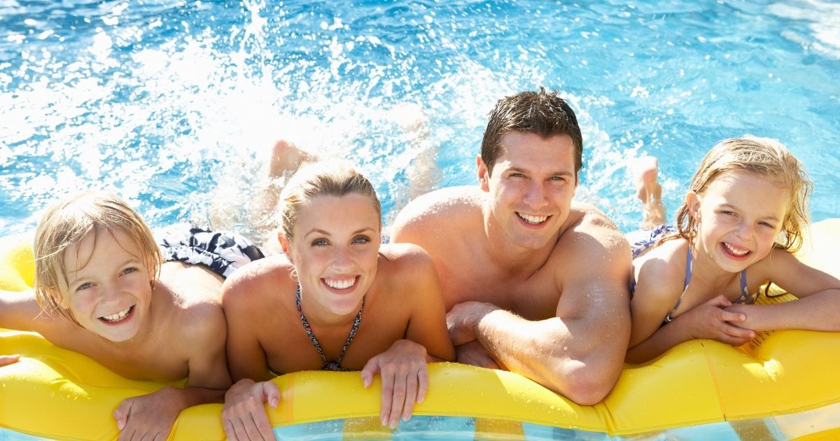 famiglia in piscina - kit ricarica estiva