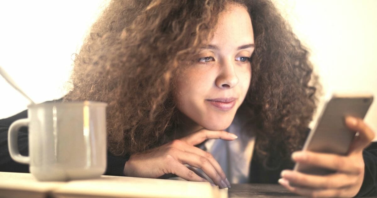 ragazza controlla sul telefono i colloidali puri sono sicuri