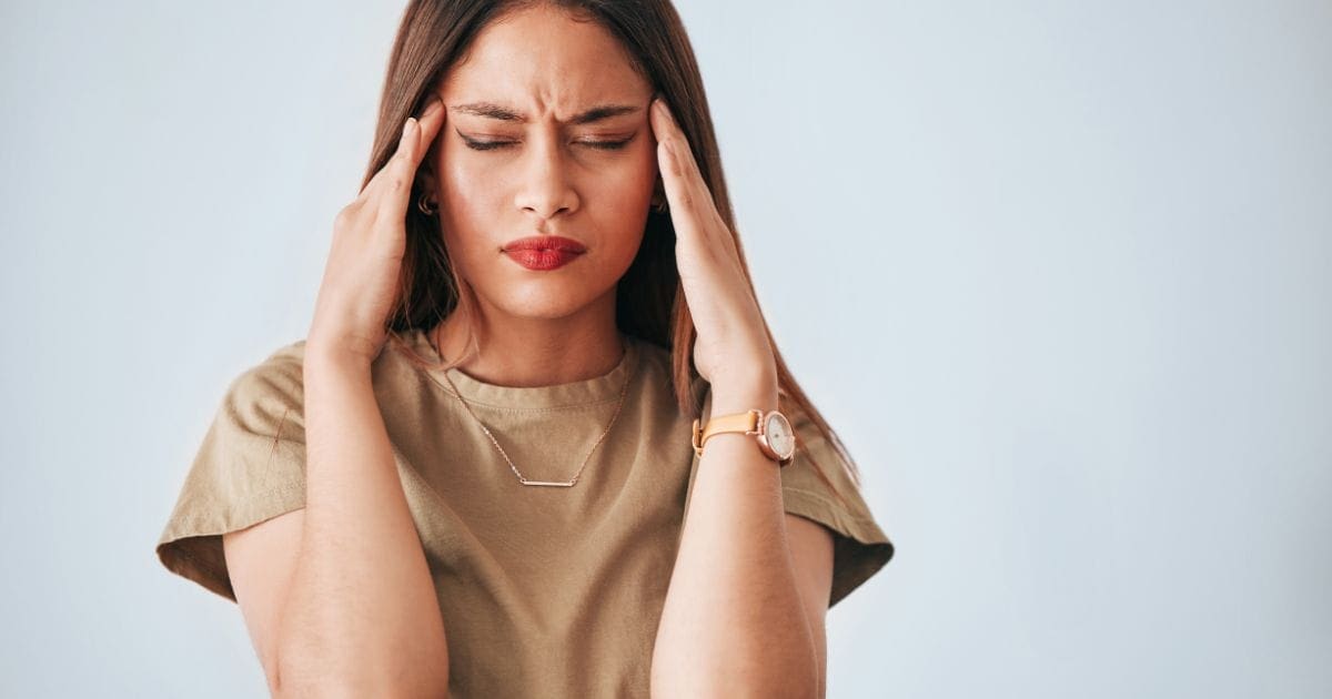 ragazza che si tiene la testa perché fa fatica a concentrarsi