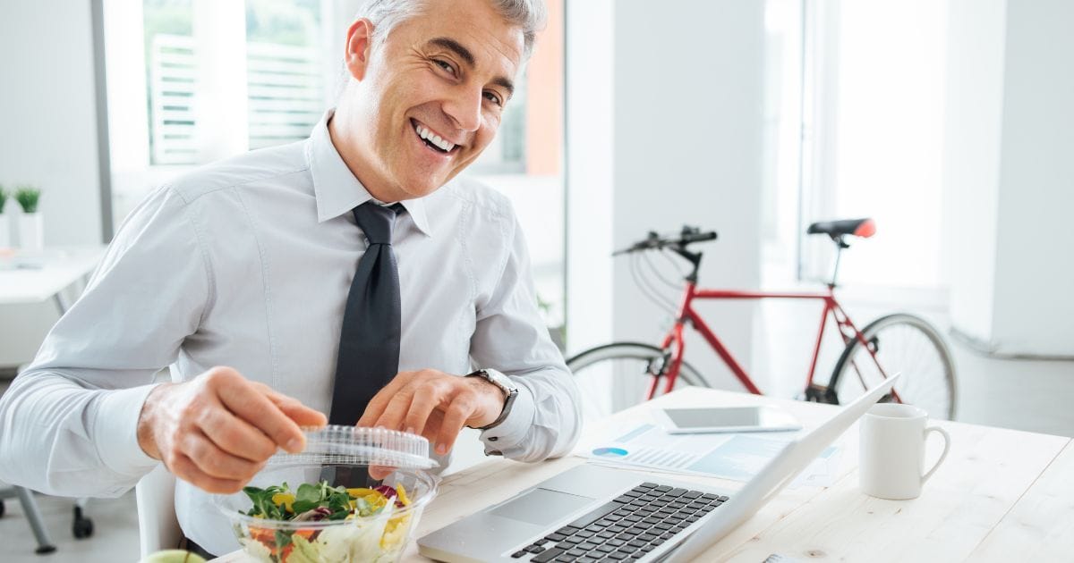 uomo che mangia sano in ufficio