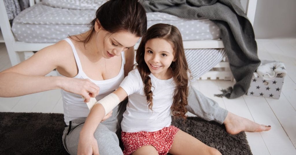 donna e bambina con medicazioni di argento colloidale