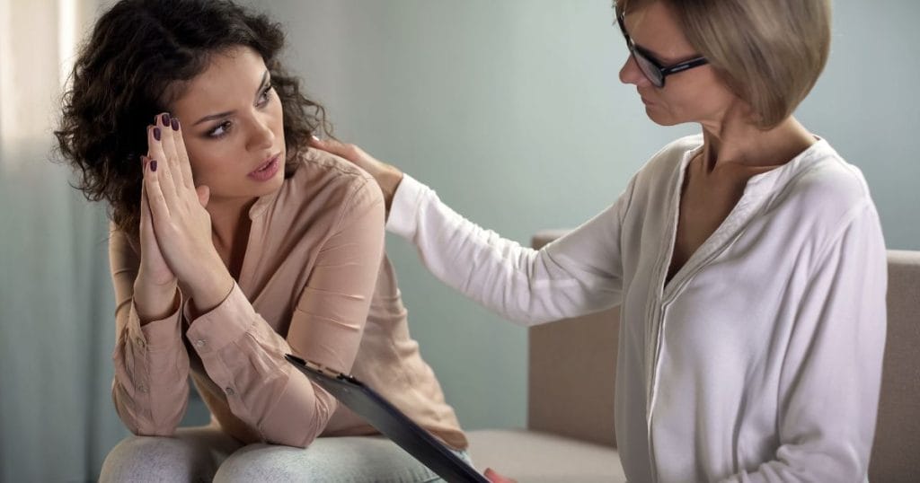 donna che racconta i problemi legati alla psicosomatica