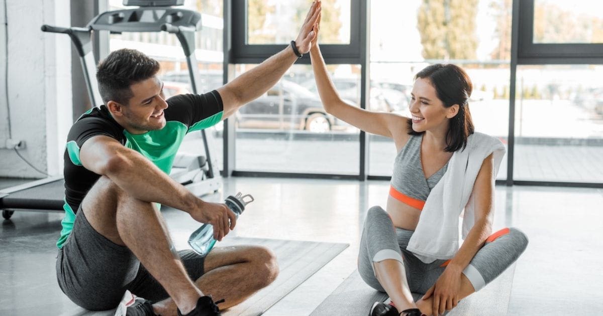 coppia che fa attività fisica per dimagrire