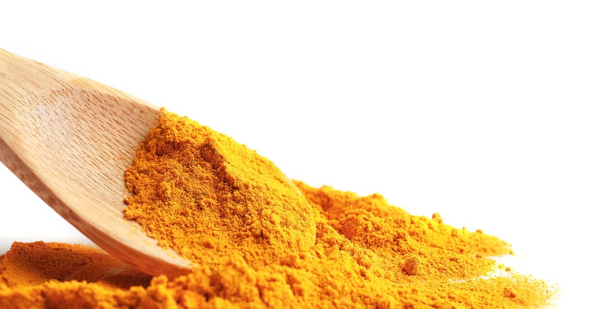 curcuma su un cucchiaio di legno