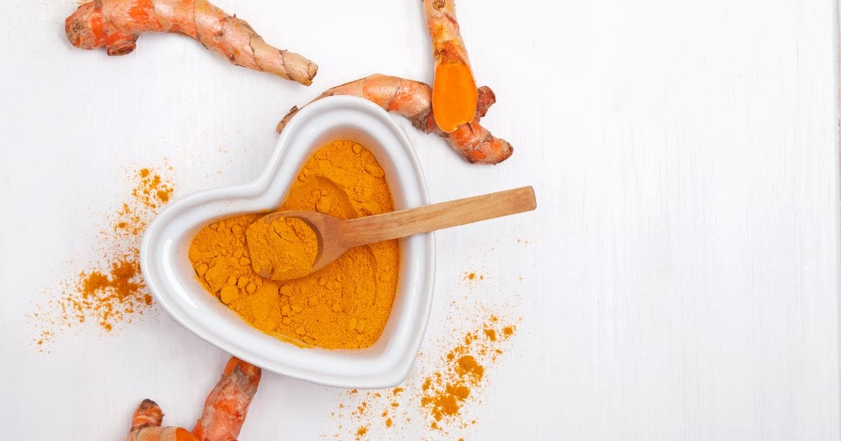rimedi a base di curcuma messa su un vassoio a forma di cuore