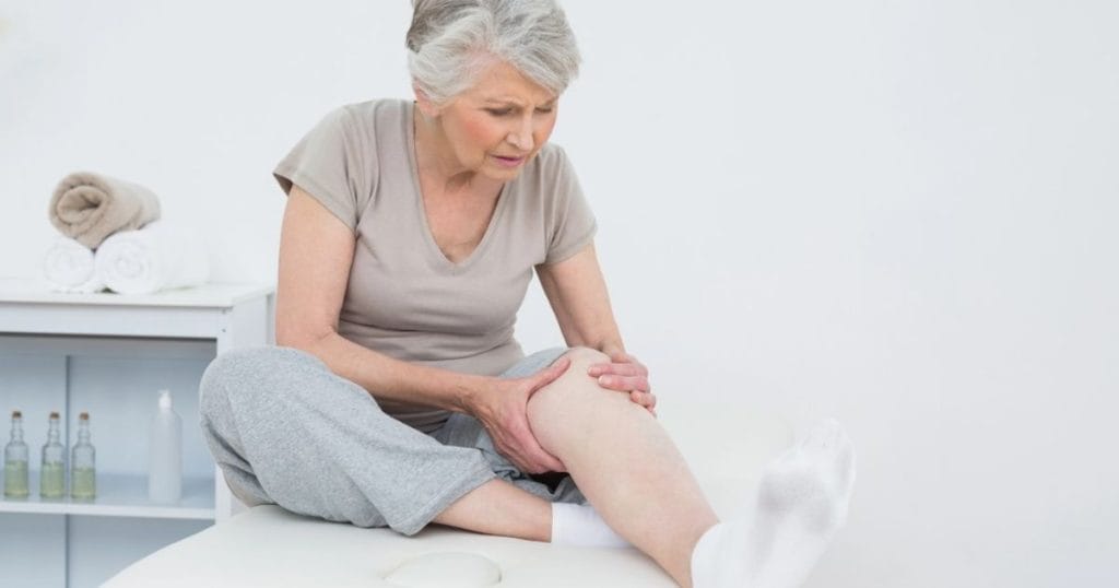 signora che si tiene le gambe gonfie