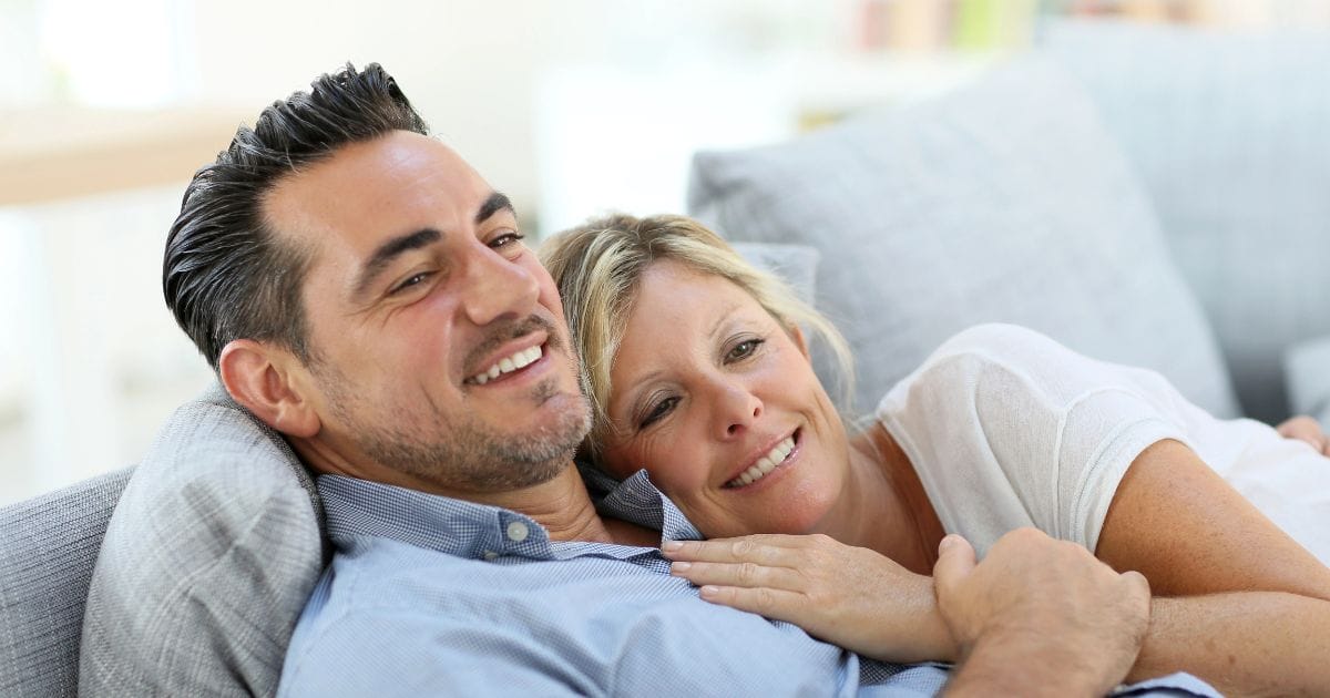 coppia felice sul divano