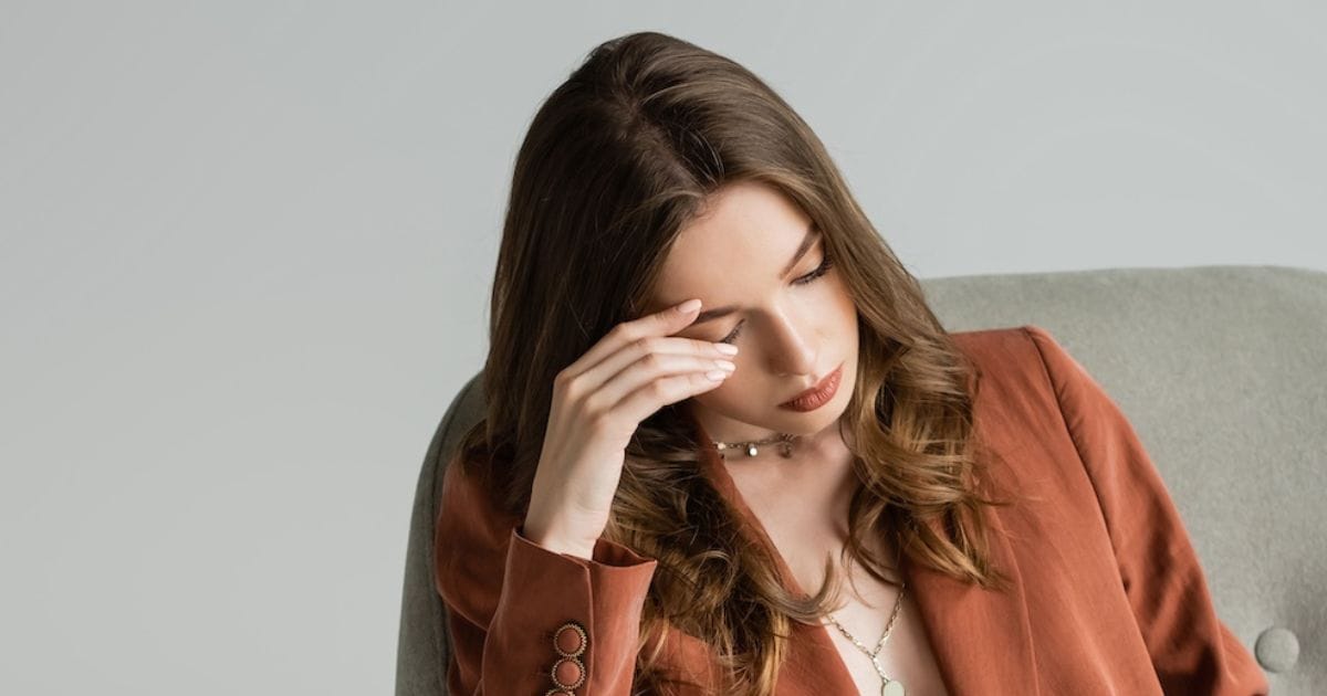 ragazza stanca in ufficio