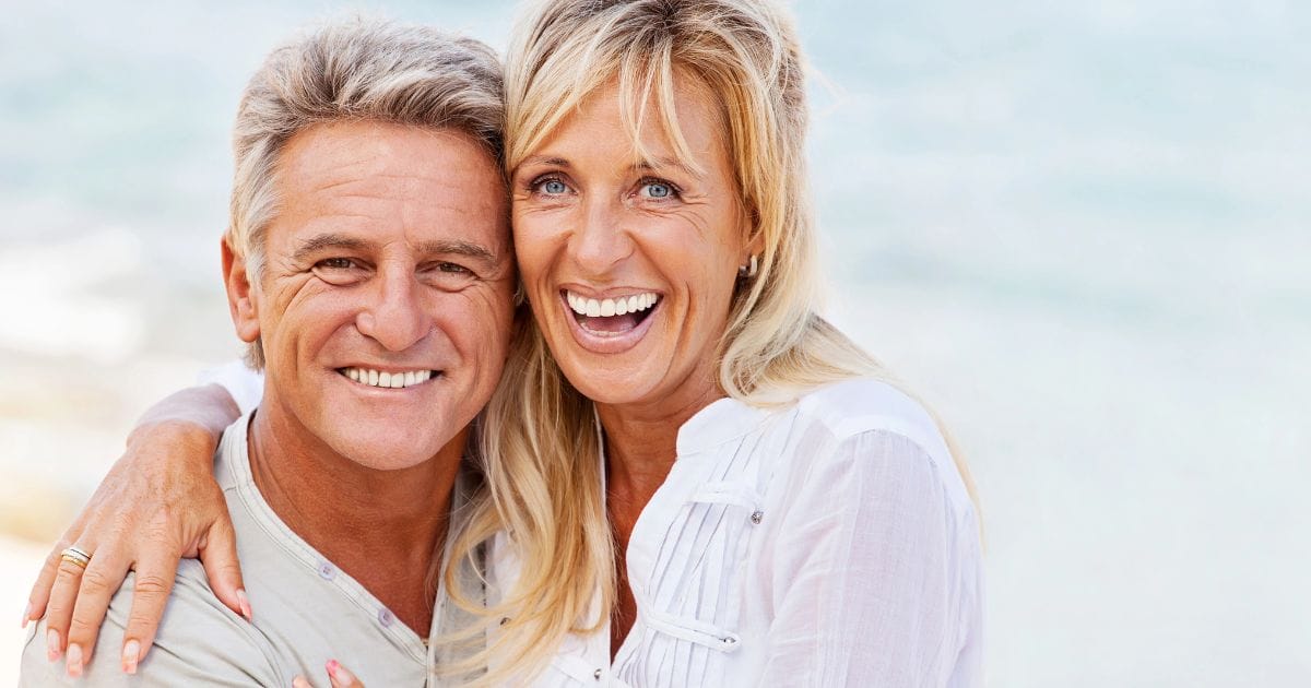 uomo e donna che si abbracciano e sorridono