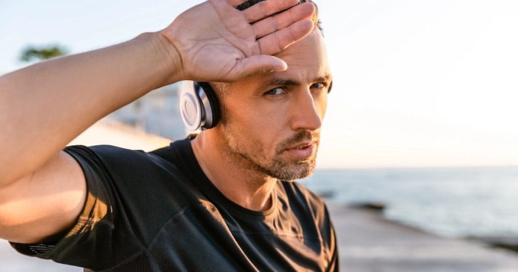 ragazzo affaticato per la sudorazione eccessiva