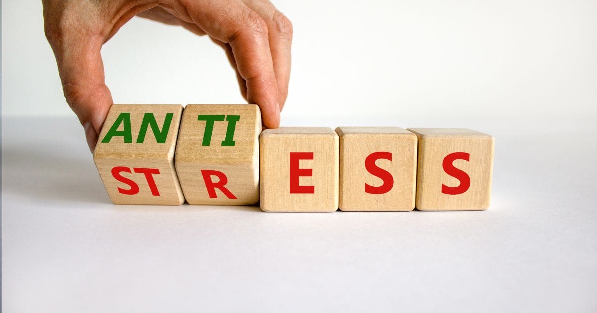 subi che compongono la parola stress e una mano li gira così diventano antistress a simbolod ei migliori integratori per abbassare il cortisolo che è generato dall'elevato stress