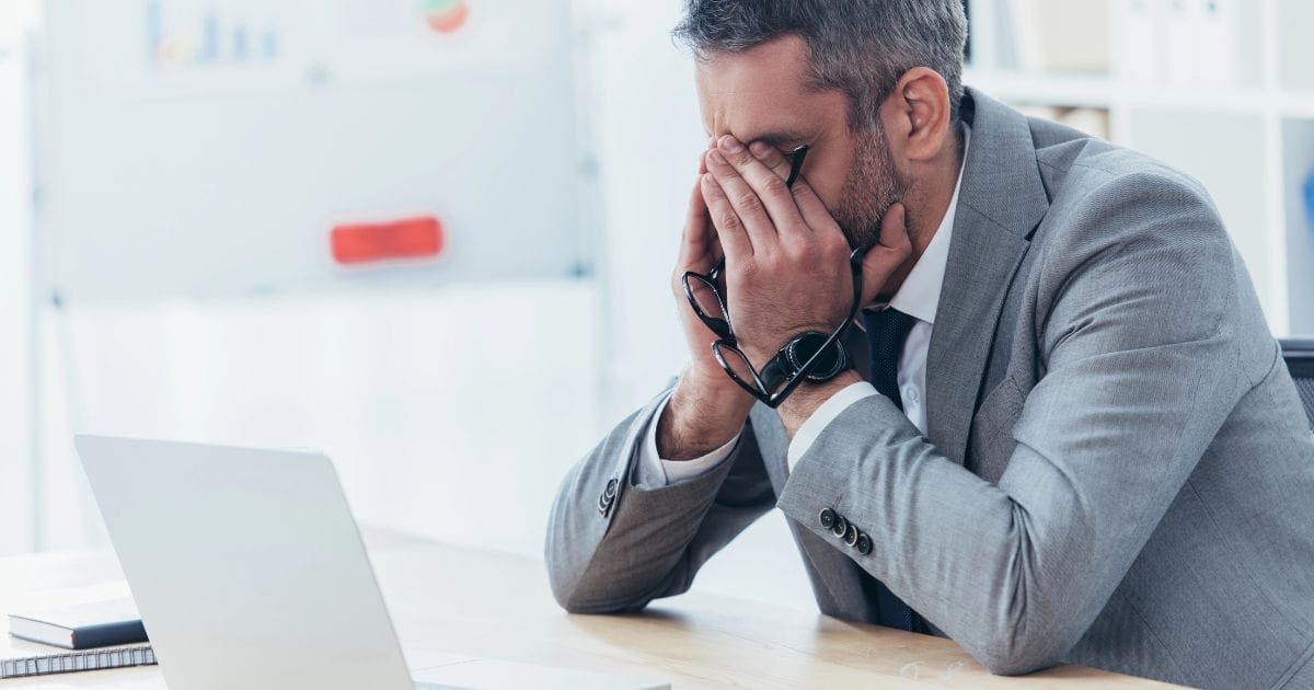 uomo stanco in ufficio si chiede come riprendersi dall'influenza