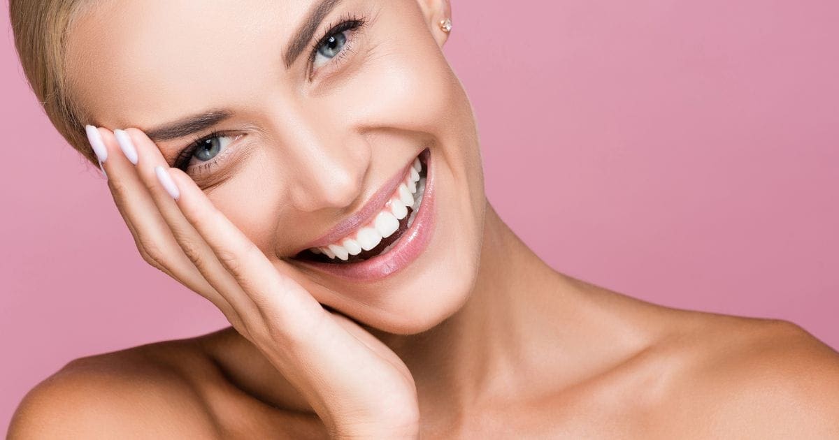 ragazza sorride dove avere assunto integratori contro la pelle grassa e avere risolto il problema