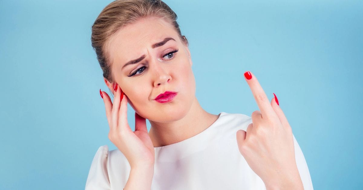 una donna con unghia spezzata si chiede cosa fare per avere unghie sane