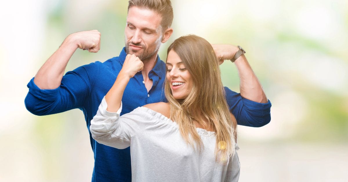 uomo e donna fanno il simbolo della forza con il braccio dopo avere preso degli integratori energetici