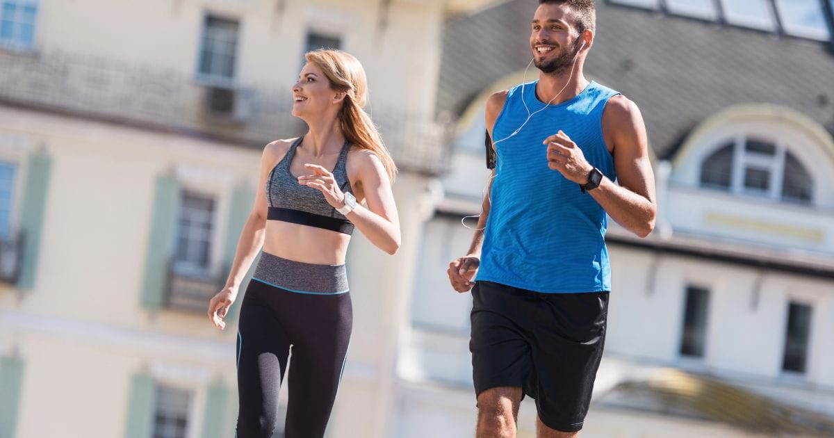 uomo e donna fanno jogging in città