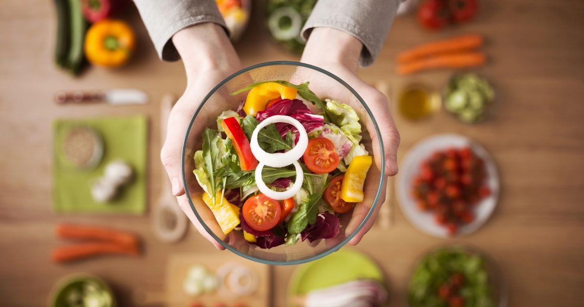 piatto di verdure crude